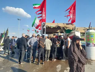 خدمت رسانی به زوار اباعبدالله الحسین درموکب محبان امیرالمومنین شهرستان سیروان (سه راهی کارزان)