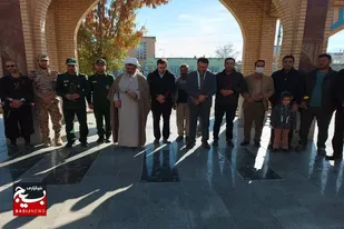 مزار شهدای شهرصالح آباد با حضور بسیجیان گلباران شد