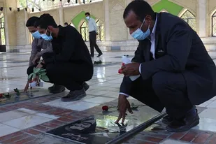 عطرافشانی گلزارمطهرشهدای میناب به مناسبت هفته دفاع مقدس به روایت تصویر