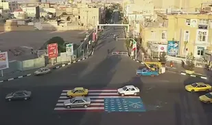 پرچم شیطان بزرگ روی زمین چهارراه شهداء قم نقاشی شد