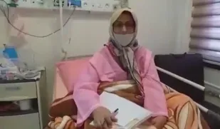عشق معلم شاهرودی به تدریس، روی تخت بیمارستان+ عکس