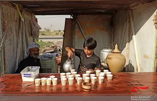 &rlm;خادمی دهه نودی های عراقی در گرمای ۴۶ درجه مسیر نجف به کربلا