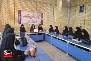 نقش زن در خانواده و جامعه محوری است