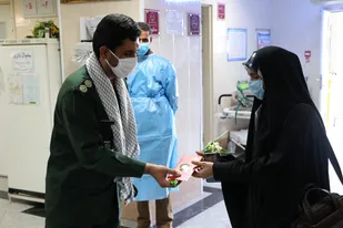 تجلیل از کادر درمان و جهادگران بسیجی با اهدای پرچم حرم رضوی در طبس