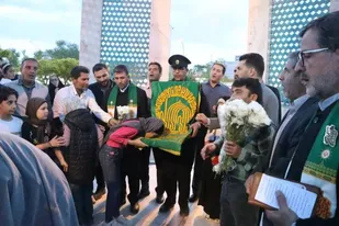 پرچم حرم مطهر امام رضا(ع) میهمان مقبره شهدای گمنام دانسفهان شد