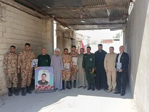 سرکشی فرمانده گردان&nbsp;شهید احمد حیاری شهرستان شوش از والدین&nbsp;سربازان و تکریم خانواده آنها
