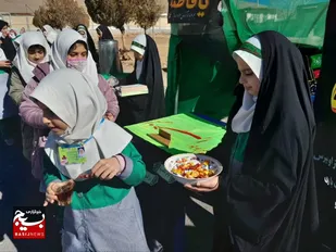 ایستگاه صلواتی و توزیع نذورات دانش آموزان در وردنجان