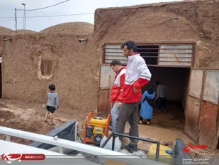 امداد رسانی به سیل زدگان روستای گزک توسط بسیجیان وهلال احمر