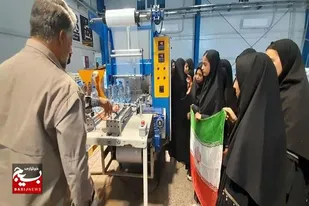 دانش آموزان دبیرستان دخترانه مدرسه ام البنین بمناسبت دهه مبارک فجر