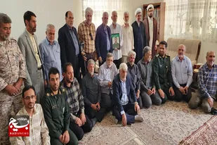 دیدار مسئول نمایندگی ولی فقیه و جمعی از وابستگان سپاه انصارالحسین (ع) با خانواده شهید طیب مسعود