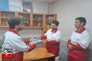 دیدار نمایندگان جمعیت هلال احمر با قهرمانی که جان کودک نهاوندی را نجات در داد