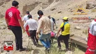 امدادرسانی نجاتگران جمعیت هلال احمر چناران به سقوط فرد در ارتفاعات روستای گوری