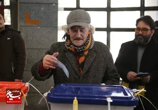 تجدید پیمان اهالی فرهنگ و هنر خراسان رضوی در شعبه اخذ رای+تصاویر