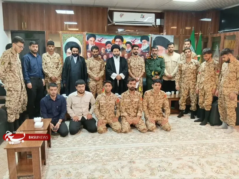 دیدار سربازان وظیفه سپاه پاسداران با امام جمعه مسجدسلیمان به مناسبت روز سرباز و هفته دفاع مقدس