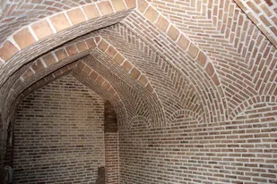 پایان عملیات استحکام بخشی و مرمت دیوار سرای تاریخی وزیر