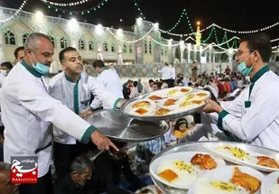 توزیع هزار و ۵۰۰ ژتون غذای متبرک بین زائران نوروزی در حوالی حرم مطهر رضوی