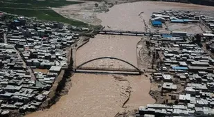 آثار سیل ۹۸ در شهر پلدختر نمایان است