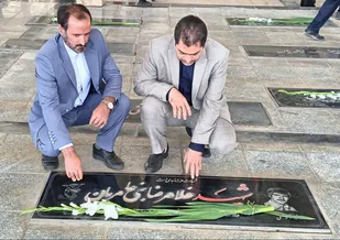 مزار شهدای شهرستان سنقروکلیایی به مناسبت هفته قوه قضائیه غبارروبی و گلباران شد