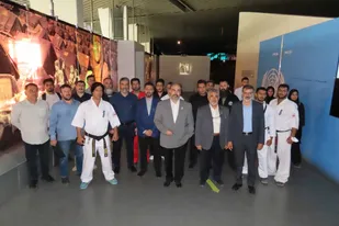 بازدید جمعی از ورزشکاران از باغ موزه دفاع مقدس