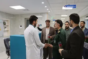 سرکشی فرمانده سپاه استان سمنان از پلی کلینیک خاتم الانبیا در سمنان به مناسبت روز پرستار