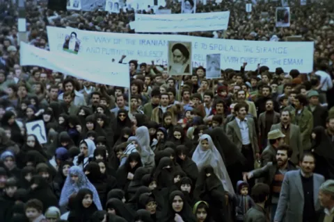 فیلم کمتر دیده شده از راهپیمایی مردم به مناسبت پیروزی انقلاب