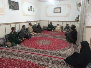 دیدار فرمانده تیپ حضرت علی اکبر علیه السلام با خانواده شهید محمد امین آبدرشکر