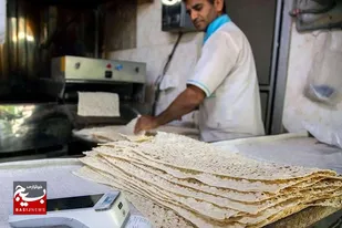 توزیع ۴۵۰۰ قرص نان به نیت شهید سلیمانی در محله کرامت جعفرآباد ملایر