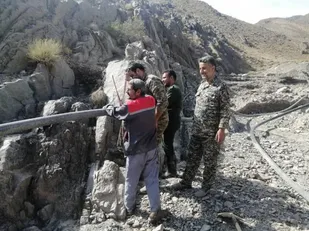 به همت فرماندهی و پرسنل ناحیه مقاومت بسیج سپاه راور خط انتقال آب شرب روستای فیض آباد ترمیم گردید
