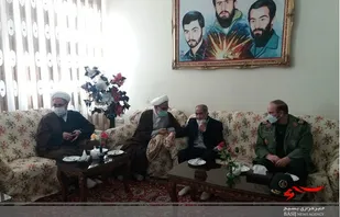 اهدای انگشتر رهبر فرزانه انقلاب به پدر شهیدان آذرآبادی حق
