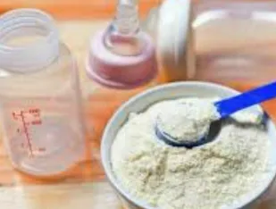 اهدای قوطی شیر خشک به نوزاد خانواده های نیازمند