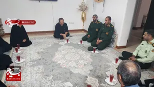 دیدار فرمانده ناحیه مقامت بسیج امام حسن مجتبی(ع) سرهنگ رفعت&zwnj;نژاد با خانواده شهید حسین&zwnj;علی احمدی