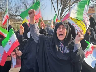 نمازگزاران گلستانی توهین به مقدسات مسلمانان و تحریم سپاه را محکوم کردند