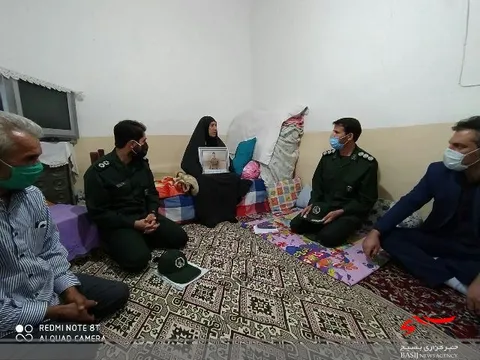 دیدار فرمانده ناحیه مقاومت بسیج شهرستان فراهان با مادر شهید غلامرضا سلم آبادی فراهانی