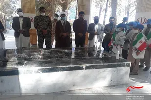 غباروبی و عطر افشانی مزار شهدای گمنام&nbsp; توسط حوزه دانش اموزی شهرستان خاش
