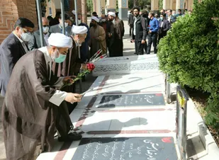 گلباران گلزار شهدای شاهرود با حضور دانشگاهیان