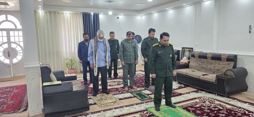 نماز جماعت؛ جلوه‌ای از معنویت در خانه شهید