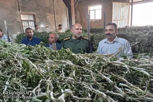 بازدید مسئولین استانی و شهرستانی از طرح تولید پیله ابریشم در ملایر