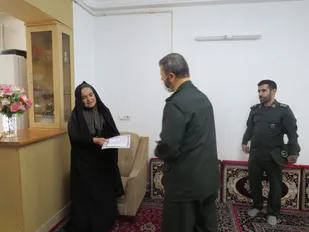 دیدار فرمانده سپاه شهرستان البرز با خانواده های شهدا به مناسبت هفته دفاع مقدس