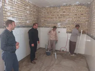 بازدید مسئول بسیج سازندگی از احداث خانه عالم در روستای حسین آباد