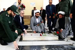 آیین غبار روبی مزار مطهر شهدا در شهرستان قدس برگزار شد