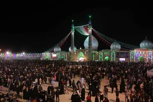 دست در دست نایبان عام امام زمان (عج) بگذاریم تا گمراه نشویم