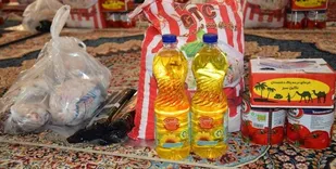 بیش از ۸۰ بسته معیشتی در منطقه کشار بندرخمیر توزیع شد