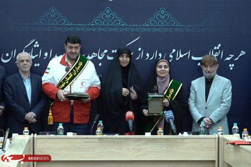 اعطای نشان ملی سراج ایثار به وزیر راه و شهرسازی به پاس عملکرد جهادی و حضور میدانی در جنگ