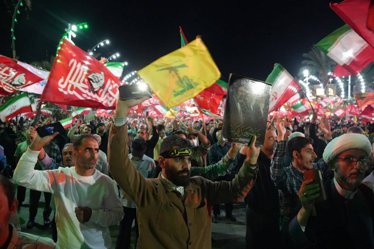 امنیتِ این سرزمین، وامدار دستانی‌ست که فرزندانشان را به راهِ ایران سپردند/  قامتِ فرماندهی که به نمایندگی از مردم ایران، پیشِ مادران شهدا خم شد