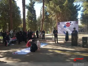 امضاء طومار استکبار ستیزی و برخورد قاطع با اغتشاشگران توسط مردم بیرجند در حاشیه راهپیمایی ۱۳ آبان