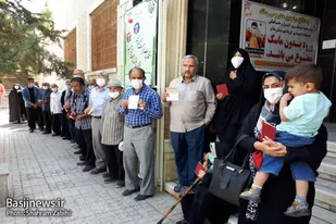 حضور اقشار مختلف مردم ملایر در پای صندوق&zwnj;های رأی به نیابت از شهدا