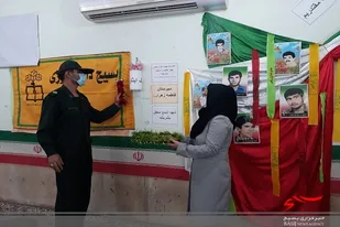نواختن زنگ ایثار توسط مسول بسیج دانش آموزی سپاه تنگستان