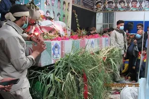 استقبال با شکوه مردم کارزین از شهیدان حبیب الله حقیقی و علی اصغر شهبازی