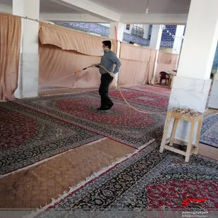 حرکت جهادی بسیجیان پایگاه امام حسین (ع) فیزادان ناحیه امام صادق (ع) اصفهان در ضدعفونی مسجد و پایگاه بسیج محله