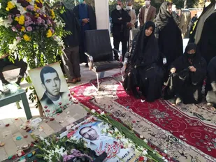 اولین دیدار دختر شهید با مزار مطهر پدر شهیدش